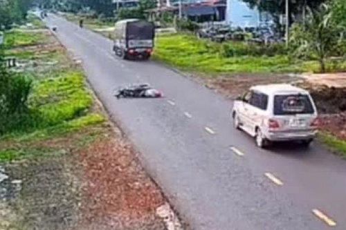 Clip: Bất ngờ bẻ lái lao xe máy vào ô tô tải, tài xế ngã gục