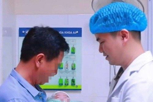 Bà ngoại 50 tuổi phát hiện mang thai tự nhiên ở tuần thứ 18