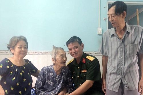 Bộ Chỉ huy quân sự tỉnh thăm, tặng quà 30 mẹ Việt Nam anh hùng