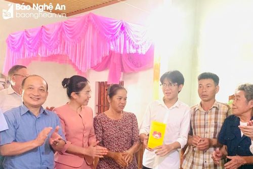 Đồng chí Võ Thị Minh Sinh trao quà cho học sinh dân tộc thiểu số là thủ khoa trong Kỳ thi tốt nghiệp THPT