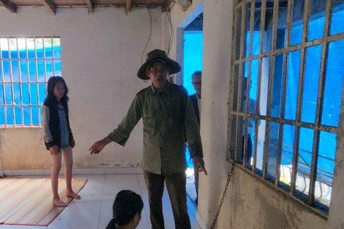 Lâm Đồng: Nguyên nhân khiến 3 chị em gái bị nhốt, xích trong nhà