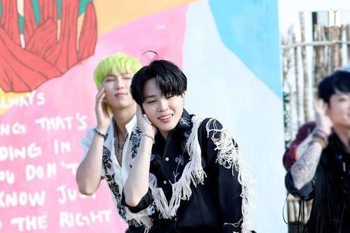 Ryan Gosling phản ứng hài hước khi mặc trùng đồ cao bồi với BTS Jimin