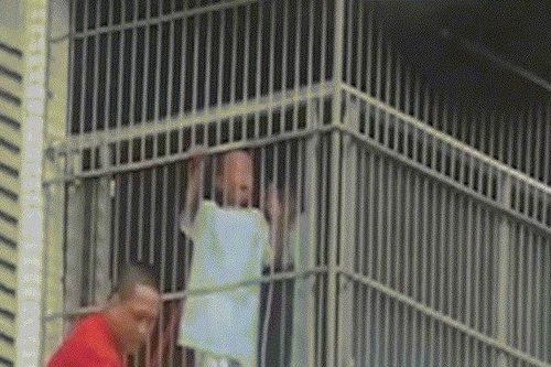 Kịch tính giải cứu bé trai ở 'chuồng cọp' ngôi nhà đang cháy