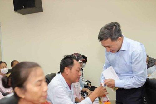 Thứ trưởng Bộ Y tế xúc động trước sự nhiệt huyết của bác sĩ trẻ ở Huế