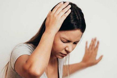 Đau đầu thường không đáng lo, nhưng kèm theo dấu hiệu này cực kỳ nguy hiểm