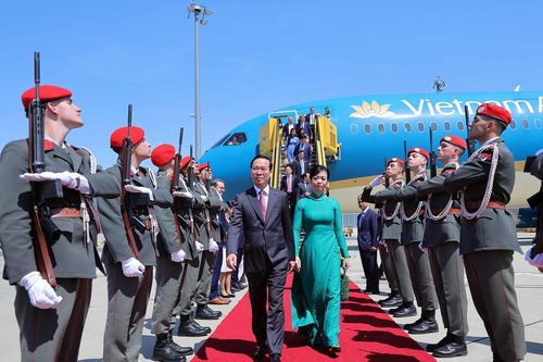 Hình ảnh Chủ tịch nước cùng Phu nhân đến Sân bay Quốc tế Vienna