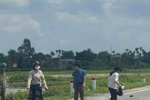 Ô tô va chạm với xe máy, 3 mẹ con thương vong