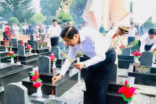 Trưởng Ban Nội chính Trung ương dâng hương tưởng nhớ các Anh hùng, liệt sĩ Đắk Lắk