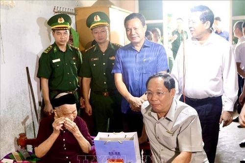Phó Chủ tịch Quốc hội Trần Quang Phương thăm, tặng quà các gia đình thương binh, liệt sỹ tại Cao Bằng