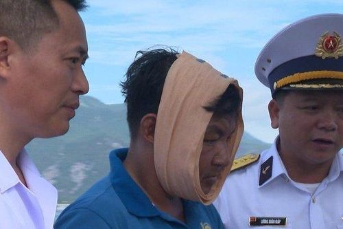 Đưa ngư dân Bình Định bị tai nạn lao động trên biển về bờ an toàn