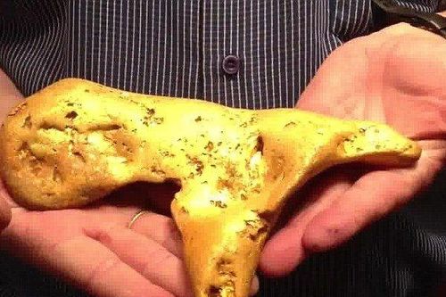 Người đàn ông tìm thấy cục vàng khổng lồ nặng 5,5kg có hình dáng kỳ lạ