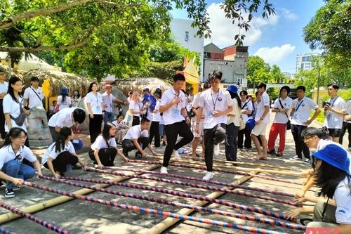 Thanh niên kiều bào thích thú với các trò chơi, trò diễn dân gian tại Thanh Hóa