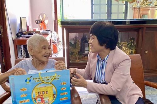 Ban Thường vụ Đảng ủy khối các cơ quan tỉnh Khánh Hòa Thăm, tặng quà 5 gia đình người có công cách mạng tại TP. Nha Trang
