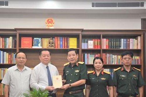 Trung tướng Nguyễn Văn Gấu thăm, tặng quà đồng chí Nguyễn Trọng Nghĩa