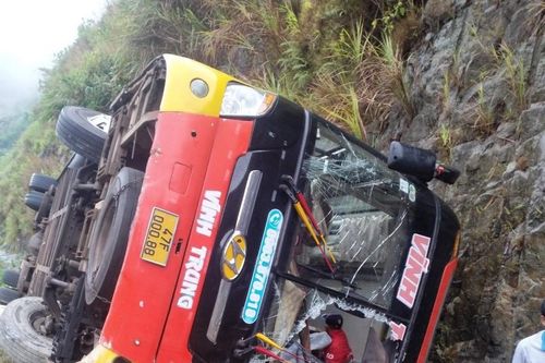 Xe khách đâm vào vách núi trên cao tốc, 16 người thương vong