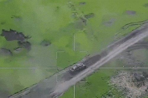 Cận cảnh xe tăng Leopard 2A6 phát nổ sau khi trúng đòn chí mạng của UAV Lancet-3