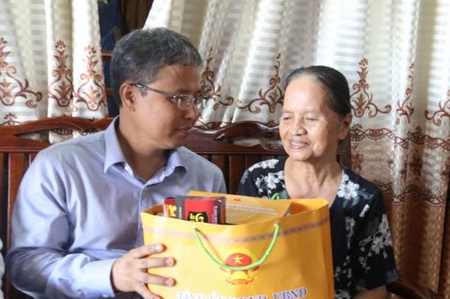 Ông Trần Hòa Nam thăm, tặng quà gia đình người có công ở TP. Cam Ranh