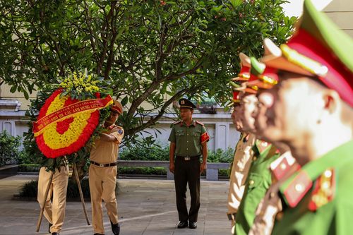 Cụm thi đua số 4 dâng hương tưởng nhớ các anh hùng liệt sỹ Công an Thủ đô