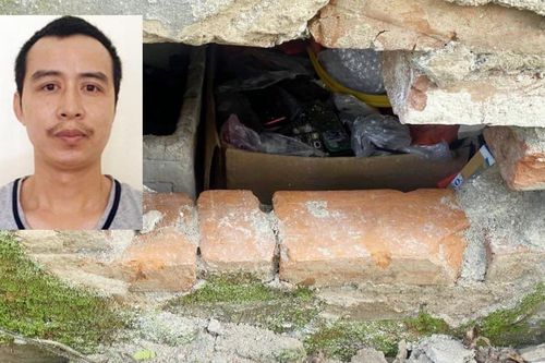 Đục xuyên tường trong đêm trộm 50 chiếc điện thoại di động
