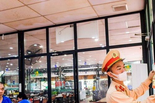 GSGT dán áp phích 'đã uống rượu bia không lái xe' tại từng quán nhậu
