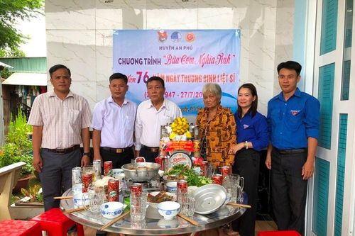 Ấm áp 'Bữa cơm nghĩa tình'