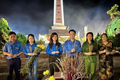 Đoàn viên, thanh niên trên cả nước dâng hương, thắp nến tri ân các Anh hùng Liệt sĩ