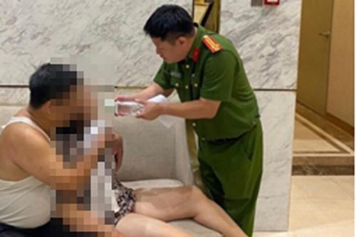 Hà Nội: Một phụ nữ định nhảy lầu được cảnh sát cứu thoát