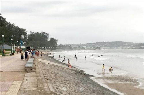 Khẩn trương tìm kiếm thanh niên bị sóng biển cuốn trôi ở Phan Thiết