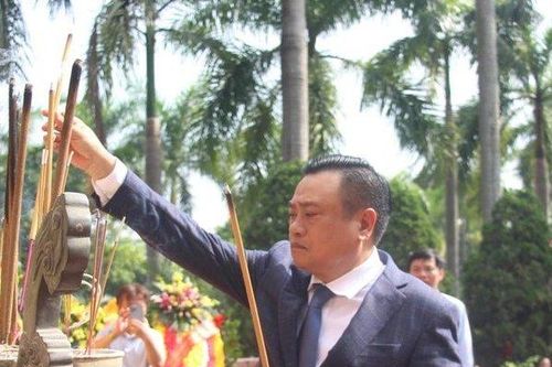 Chủ tịch Hà Nội Trần Sỹ Thanh dâng hương tri ân các anh hùng liệt sỹ