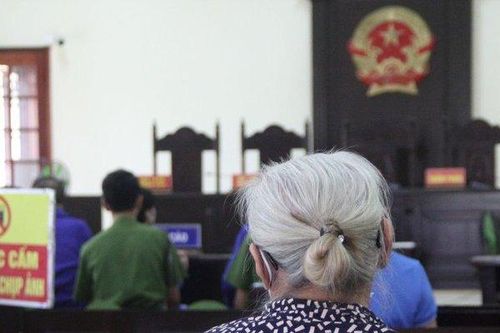 Nữ bị cáo ung thư giai đoạn cuối nghẹn ngào xin lỗi mẹ già tại tòa