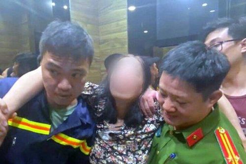 Hà Nội: Cứu người phụ nữ lơ lửng tại tầng 11 chung cư