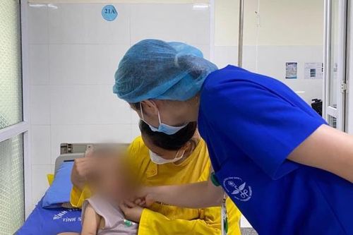 Cắn vỡ nhiệt kế, cháu bé 3 tuổi phải nhập viện cấp cứu