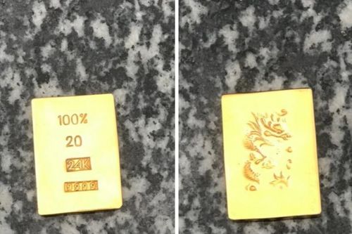 Đeo 1,5 cây vàng đi mua cơm, người phụ nữ bị lừa đổi lấy vàng giả