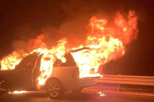 Xe sang Range Rover cháy thành than trên cao tốc Hạ Long - Hải Phòng