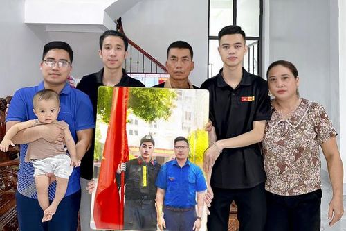 Các anh đã 'trở về' trong bức ảnh đoàn viên
