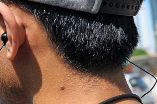 Đeo tai nghe khi đi xe máy bị phạt đến mức nào?