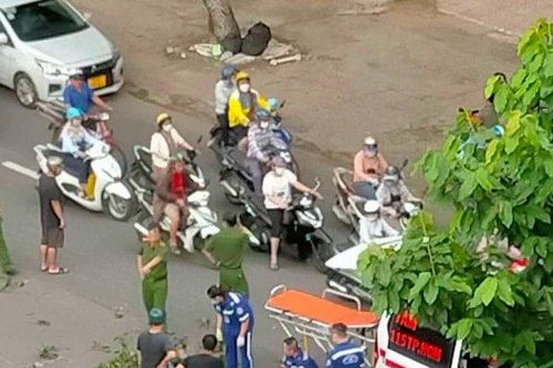 Đang chạy xe, người đàn ông ngã nhào xuống đường vì nhánh cây rơi trúng