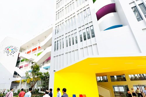 Nghịch lý quỹ đất ít, học sinh đông