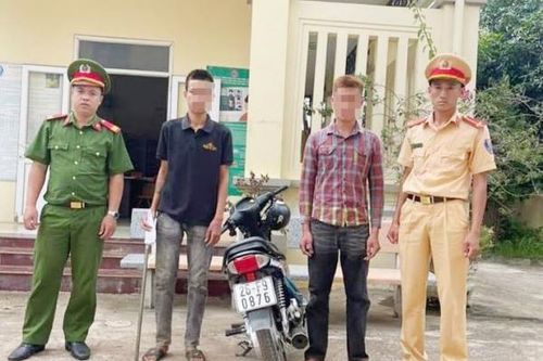 Xử lý 2 trai bản cầm dao phóng lợn lạng lách trên đường