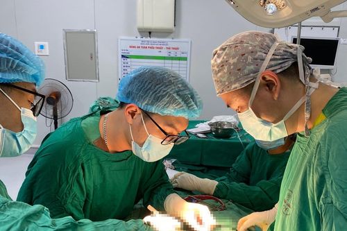 Cục sạc dự phòng phát nổ, bé trai bị thương nặng