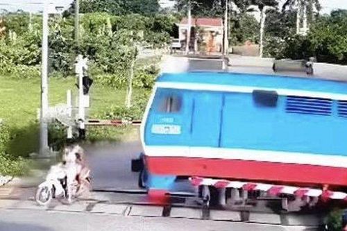 Cố vượt đường sắt, 2 người đi xe máy bị tàu hỏa tông tử vong