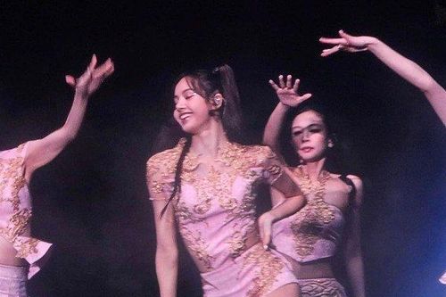 Fan đổ xô tìm mua vé concert BLACKPINK ngày 2, 'phe vé' liền tăng giá chóng mặt