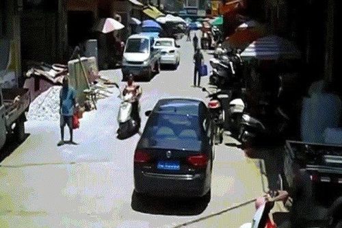 Người đàn ông bám đuôi xe máy bị kéo lê trên đường