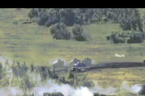 Một xe tăng Nga chặn đoàn xe bọc thép, xe tăng Ukraine