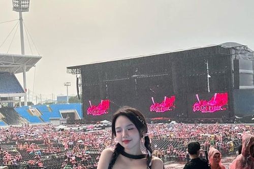 Đi đu idol 'Hắc Hường', cô gái bất ngờ nổi tiếng vì quá xinh