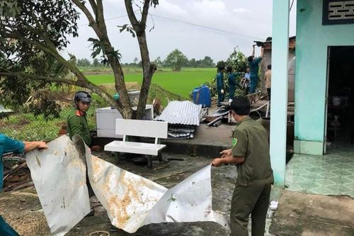 Mưa to kèm dông lốc làm sập và tốc mái nhiều căn nhà ở An Giang