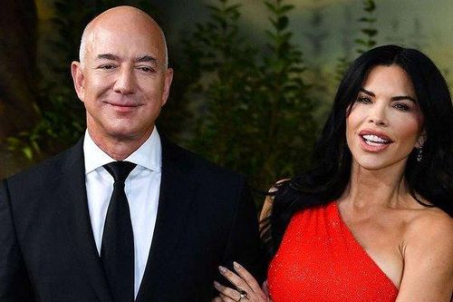 Cử chỉ tình cảm mặn nồng của bạn gái Sanchez với tỷ phú Jeff Bezos