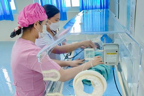 Cứu sống bé gái sinh non, suy hô hấp nặng