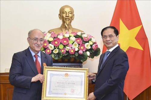 Trao Huân chương Hữu nghị tặng Chủ tịch Tổ chức Hỗ trợ đại học thế giới Đức