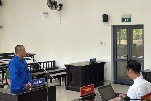 Lãnh án vì leo cột cờ phát livestream, gây rối